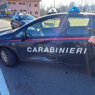 L’auto dei carabinieri urtata nella fiancata