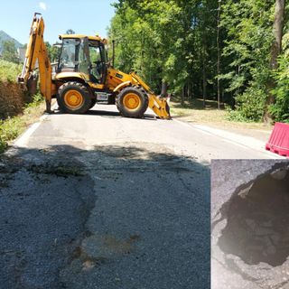 I lavori in corso e nel riquadro il buco nell’asfalto