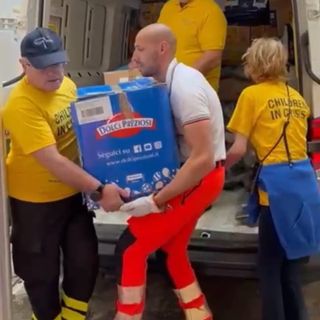 Sergio Giacotto, in primo piano con il cappello, al lavoro con gli altri volontari