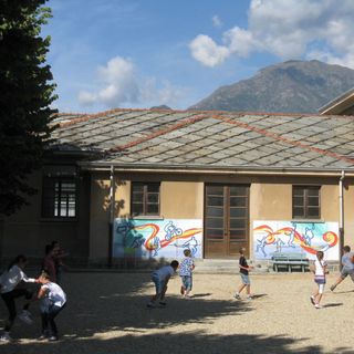 Luserna San Giovanni primaria via Tegas bimbi in cortile