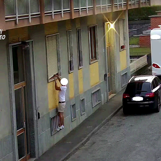 Lo spaccio dalla finestra