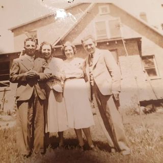 Blanche (seconda da sinistra) ed Edmond Long (ultimo), nel 1939, di fronte alla loro casa in costruzione