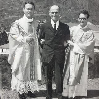 I fratelli don Pietro e don Luigi con il papà Mario
