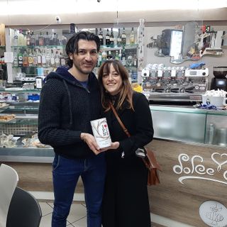 Andrea Camillò e Alice Zuccarello con il salvadanaio