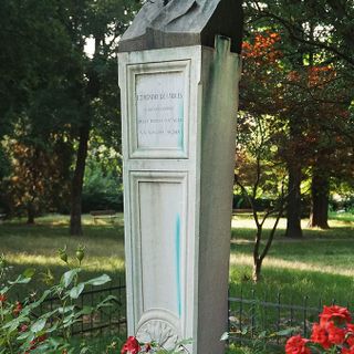 Il busto di De Amicis, con le striature celesti da pulire
