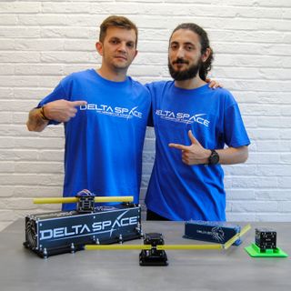 Davide Petenzi (a destra) con il suo satellite
