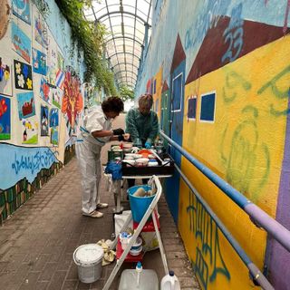 Le volontarie della Fidapa al lavoro nel sottopassaggio di via dei Rochis