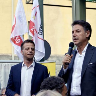 Il sindaco Luca Salvai con il presidente del M5S Giuseppe Conte, che è stato sabato a Pinerolo