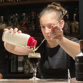 Noemi Desirée Amato al lavoro al bancone di ‘El Cantinero Again’