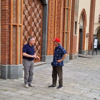 Da sinistra Paolo Zebelloni e Marco Davite di fronte al Duomo di Pinerolo dove verrà fatta una parte delle riprese