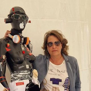 Rosanna Ventrella con il suo manichino ‘ArteSana’