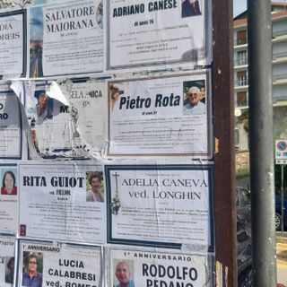 La bacheca di piazza Santa Croce, dove è affisso il manifesto funebre, preso di mira