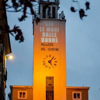 La torre del municipio illuminata (foto di Cinzia Consolati)