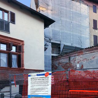 Il cantiere di Palazzo Acaia a Pinerolo raccontato con un telo