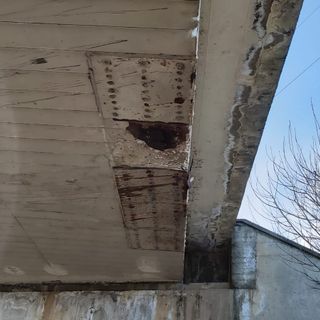 Pinerolo: un mezzo danneggia il cavalcavia e si dilegua nel nulla