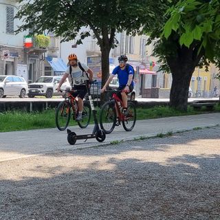 Pinerolo regala a chi va al lavoro in bicicletta un adesivo catarifrangente