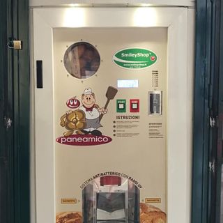 Dopo sigarette e latte, a Pinerolo si può comprare il pane artigianale al distributore automatico