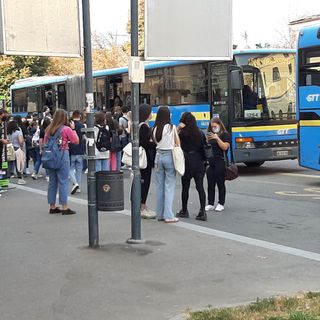 I bus in corso Torino a Pinerolo per riportare gli studenti delle superiori a casa