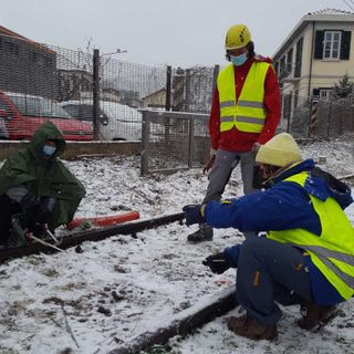 Attivisti in azione al passaggio livello di corso Torino a Pinerolo