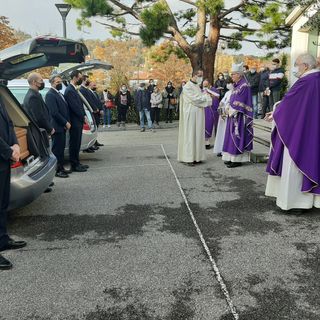 Il vescovo che accoglie le bare