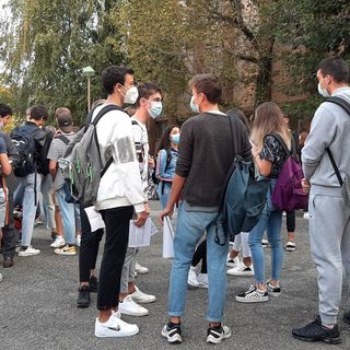 Mascherina sul viso e autocertificazione in mano: il rientro in classe al Curie di Pinerolo (FOTO e VIDEO)