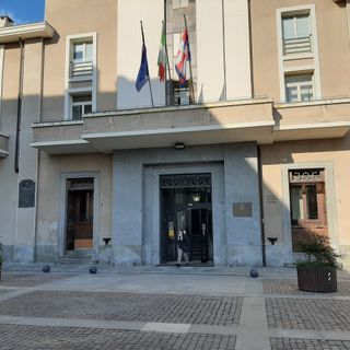 Anonymous è arrivata a Pinerolo, puntando il dito su raccolta rifiuti al mercato e Palaghiaccio