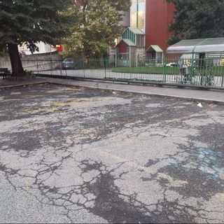 Le strisce praticamente scomparse di fronte all’ospedale