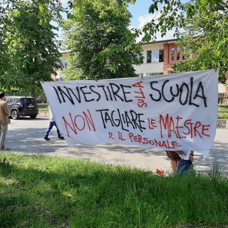 Lo striscione lato strada a Pinerolo