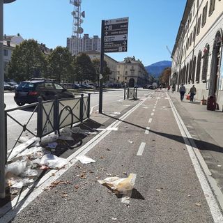 I rifiuti sparsi in corso Torino mercoledì scorso
