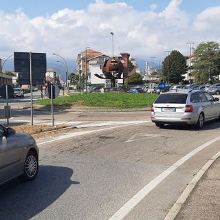 La rotonda di corso Torino a Pinerolo dove è avvenuto il fatto