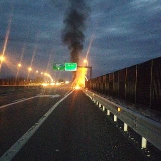 Il furgone in fiamme