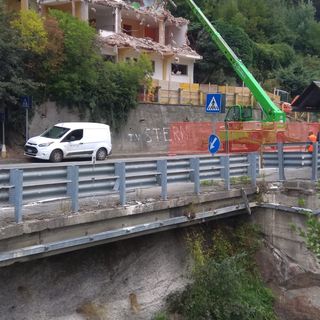 In fase di demolizione la casa di Porte che si allagava sempre