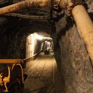 Gli ex minatori tornano in miniera per accompagnare i visitatori