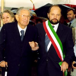 Bruno Lazzarini con la fascia tricolore all’inaugurazione del Centro Anziani di Roure