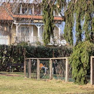 In fondo vicino alla siepe, le due nuove panchine vicine al laghetto del Parco di Villa Widemann