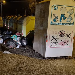 Rifiuti abbandonati all’ecopunto vicino al Basko
