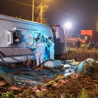 Autocisterna carica di carburante si ribalta tra San Secondo di Pinerolo e Osasco