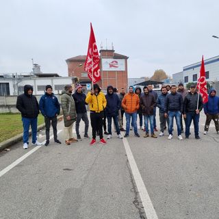 Sciopero davanti alla Raspini