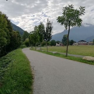 In bici da Torre Pellice a Luserna San Giovanni su una corsia con precedenza