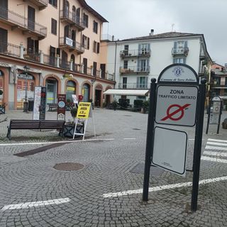 Un cartello preso a calci nella notte