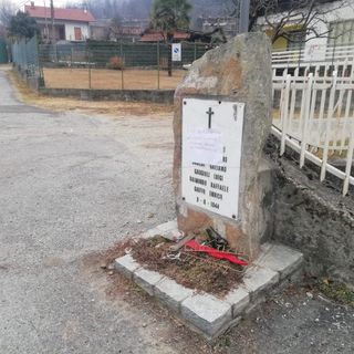 Il cippo danneggiato
