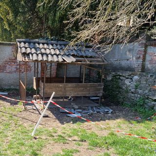 Uno dei giochi danneggiati nelle intrusioni dei vandali nel giardino della Scuola Mauriziana di Torre Pellice