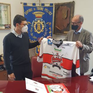 Cogno consegna la maglia delle giovanili della Valpe a Leonz Eder