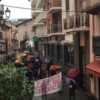Scattano una ventina di denunce per la manifestazione a Torre Pellice contro i divieti anticontagio