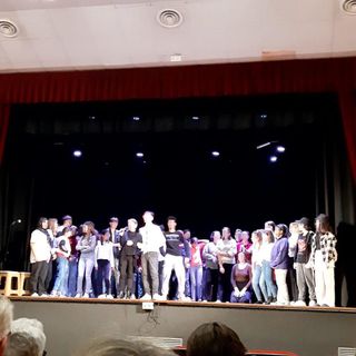 Gli alunni delle terze della Rodari sul palco del Teatro del Forte