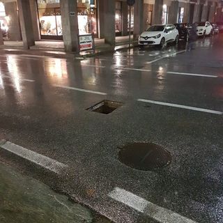 Rimosso chiusino del tombino dell’acquedotto sulla 161 a Torre Pellice: disagi per gli automobilisti
