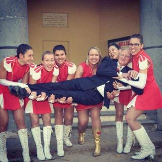 Dino Tosco con le majorettes di Vigone
