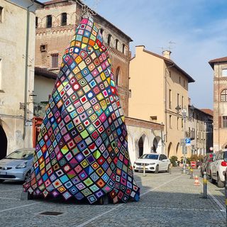 Il pino all’uncinetto in piazza Palazzo Civico