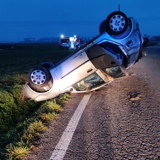 Un Fiat Punto si ribalta in via Virle a Vigone