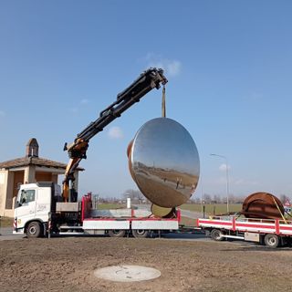 L’installazione della scultura di Elio Garis